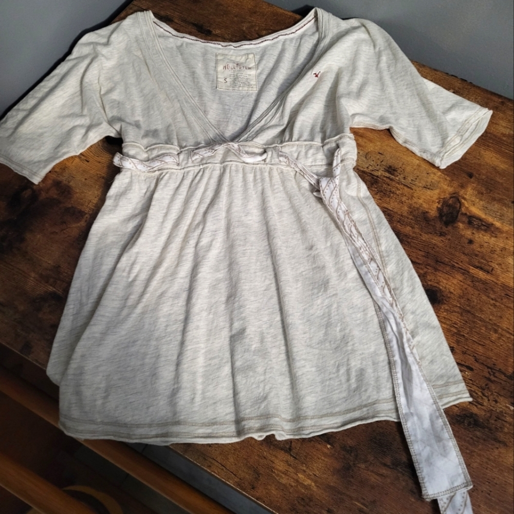 Hollister top